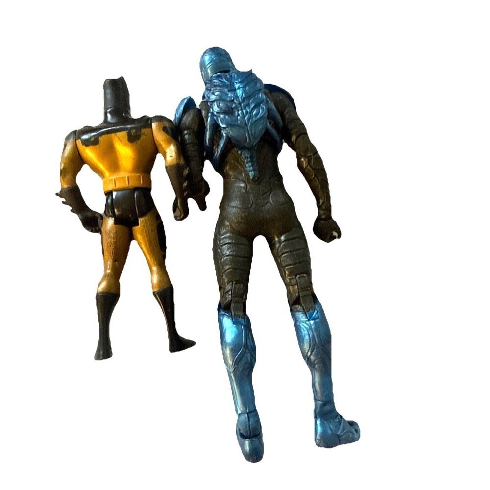 Vintage Batman 1993 Kenner 4.75" Gold Suit / Blue Beetle - Picture 2 of 10